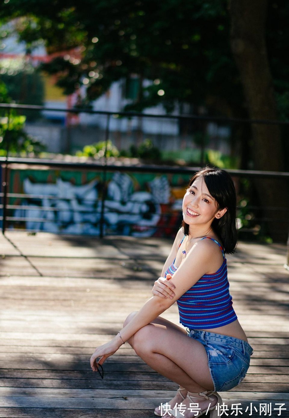 针织吊带|冰丝针织性感吊带背心搭配牛仔短裤，简略前卫穿出高档感