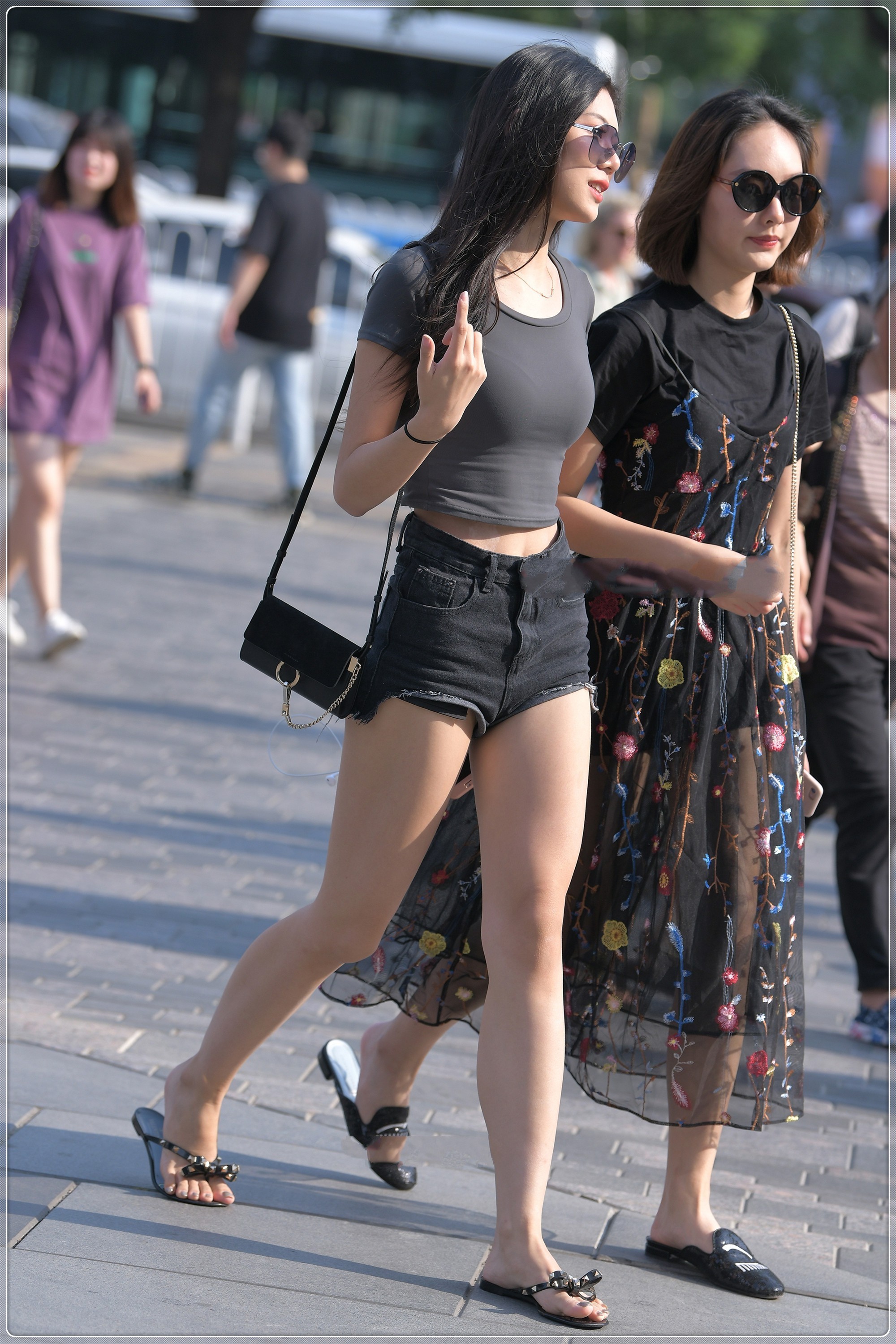 五彩长裙|T恤加短裤又美又飒，五彩长裙清新自然，风格独特