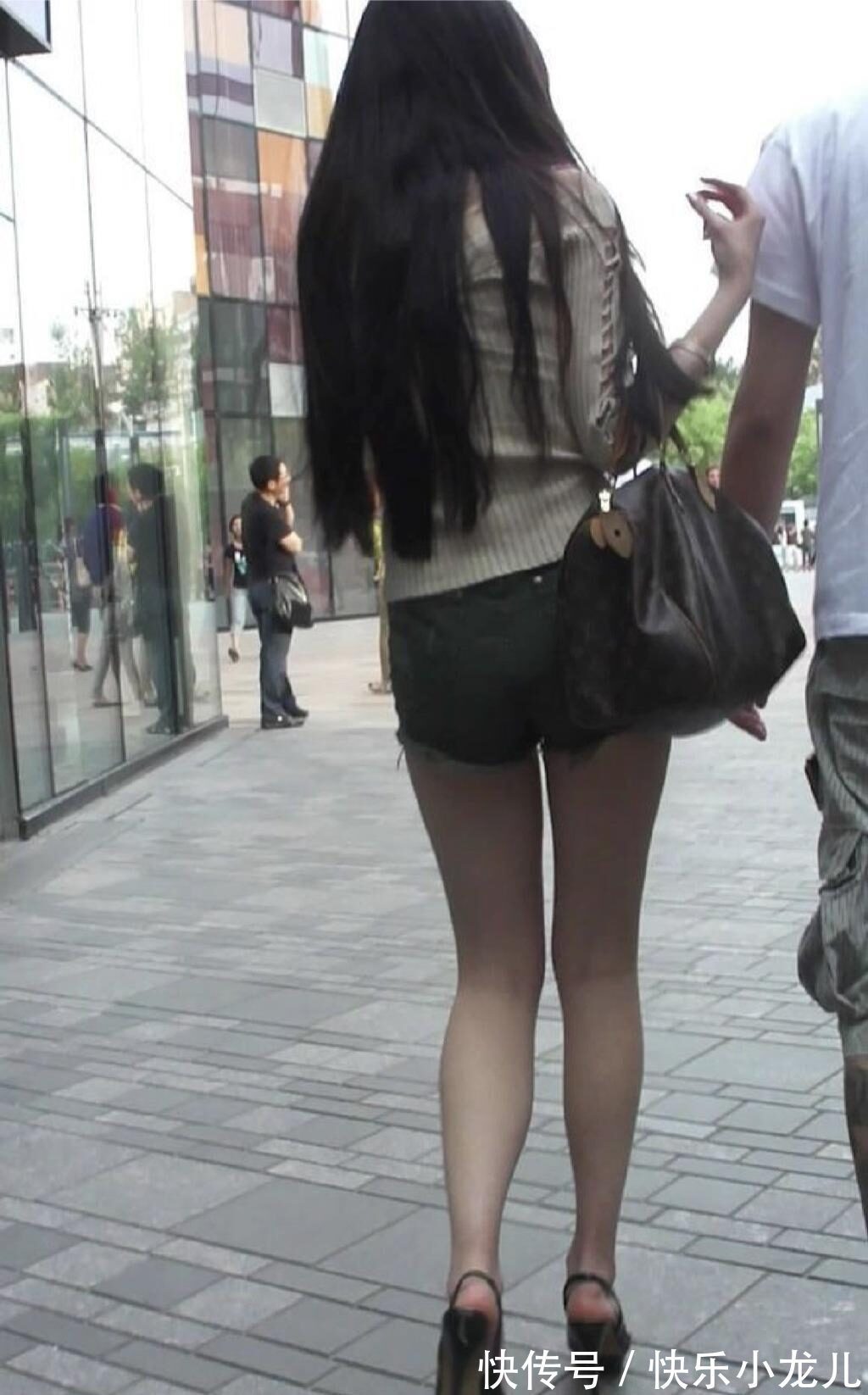 穿搭 有着美腿就是自信,不化妆就跟男友出门