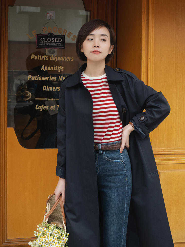 时髦 秋天,“风衣”怎么穿才洋气?配条纹衫和牛仔裤,高级时髦又优雅