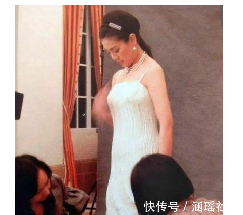 写真!泰国最美王妃被废前夕设计师跪地给她整理衣服,纵容娘家人圈钱