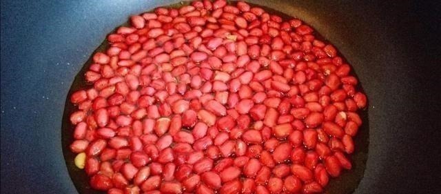 炸花生米时,撒盐撒酒都不对,饭店大厨放点它,30天不回潮