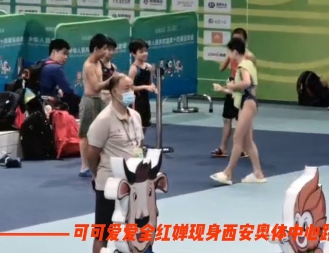 跳水|全紅嬋賽前訓練搶鏡!隨便一跳就是零水花?紅姐的表現讓記者佩服