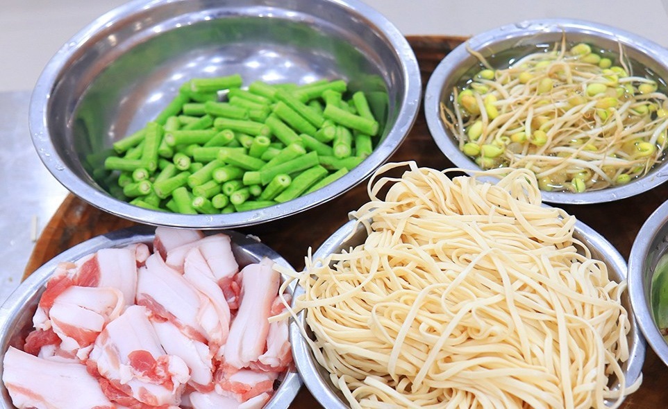 做焖面不要直接下锅焖，多加这一步，面条劲道又入味，一碗不够吃！