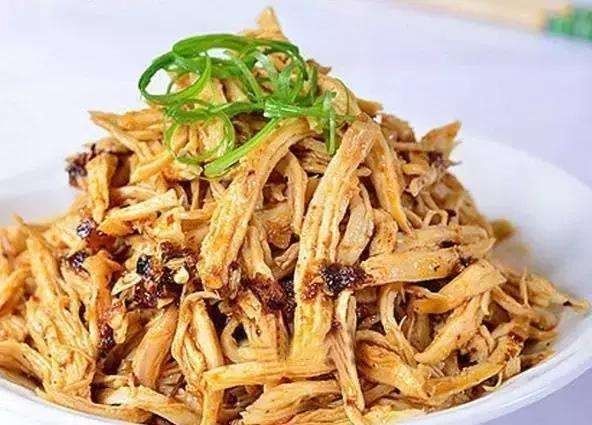 黄豆炖猪蹄儿，手撕鸡胸肉，干炸小黄花鱼，干锅香辣鸡