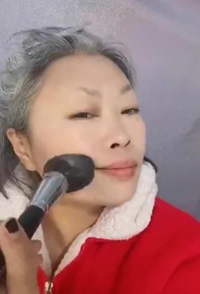 大妈“仿妆”女神妆容,开局丑的睡不着觉,成品想要带你回家