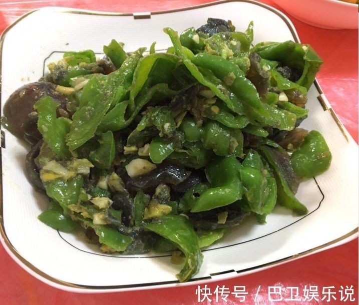 做菜|12个人聚餐吃饭,做了16个菜,做菜做了2个半小时,菜看着还行吗