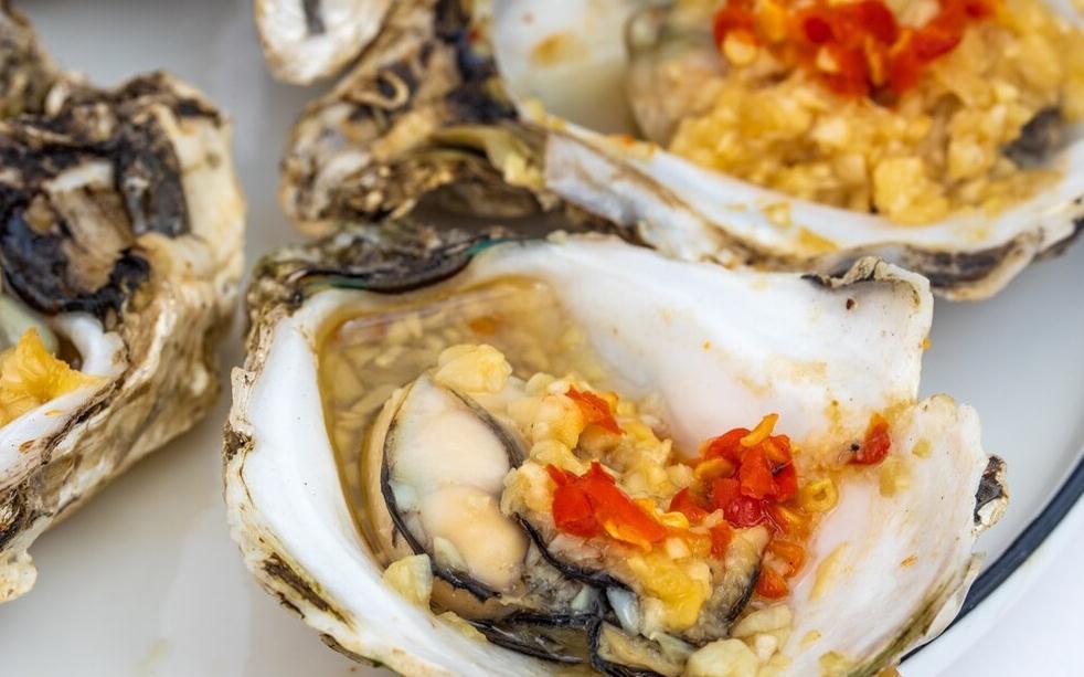 吃生蚝就得按桶算,4种做法天天不重样,最后一种我吃宵夜必点
