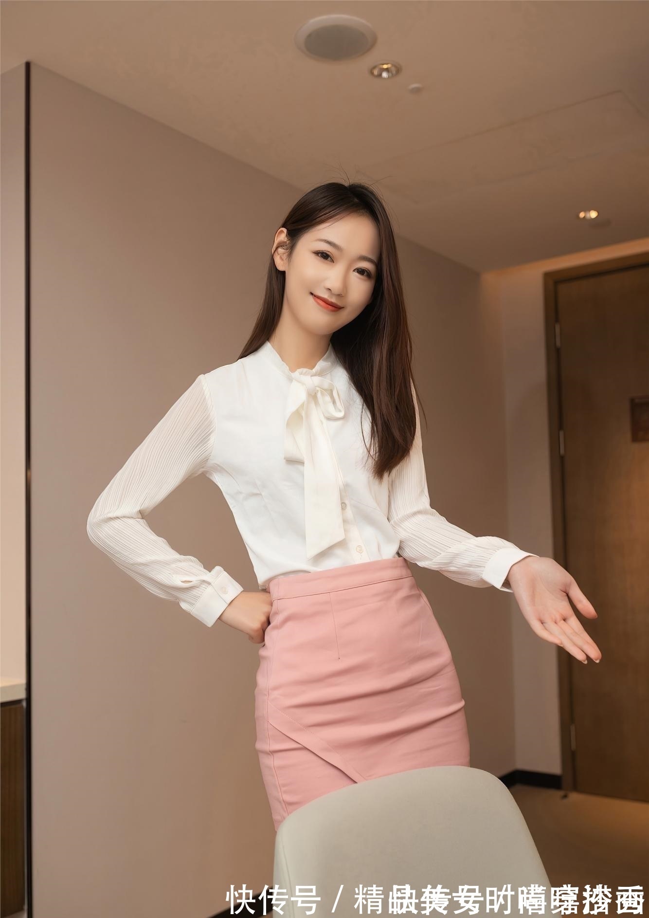 白色 简约百搭的白色衬衫,下搭一条粉色的短裙,让你变得浪漫又时髦