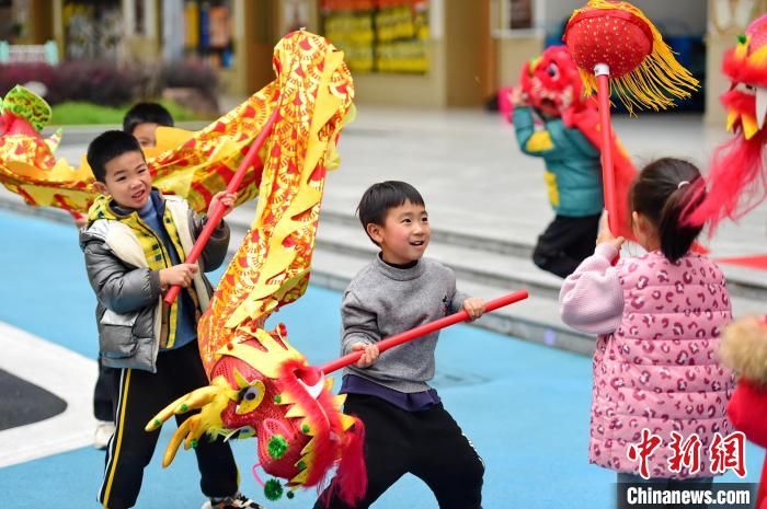 朱海鹏$江西赣州：幼儿园小朋友学舞龙舞狮迎春节