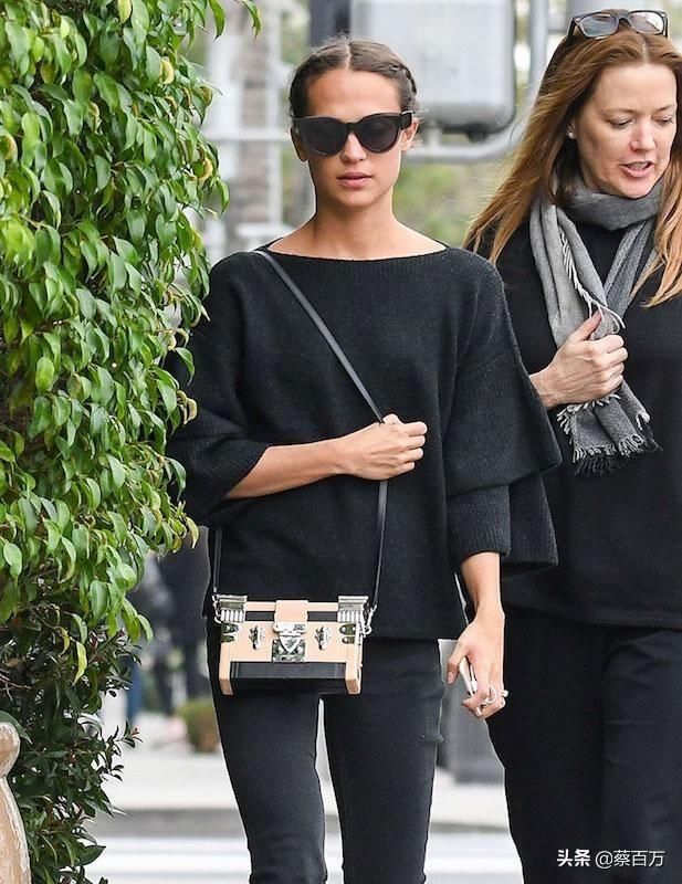 LV的胡萝卜咸鱼蔬菜零钱包成真，这些耳机包还能变身饰品造型