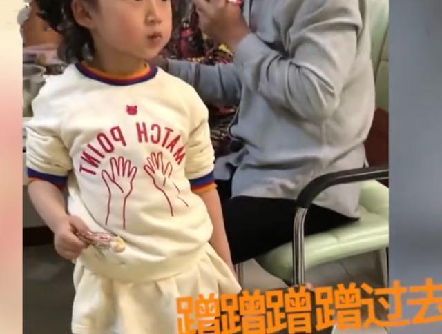 弟弟趁着姐姐看电视，站在姐姐旁偷吃鸡腿，姐姐一低头被萌到了