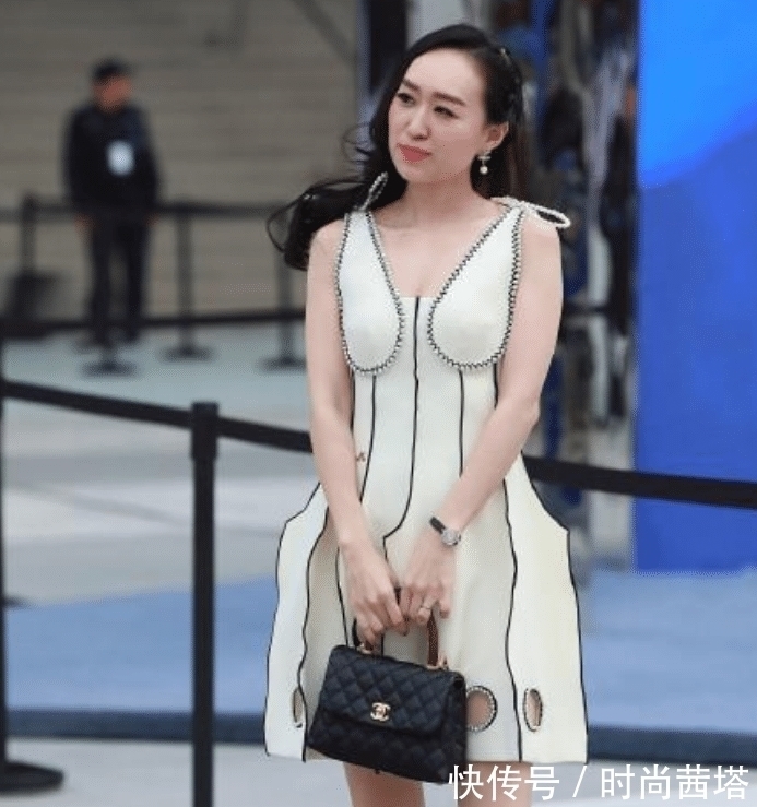 小姐姐 阿姨年纪大了还要追求时尚,给裙子挖了这么多洞,这样的衣服该怎么穿?