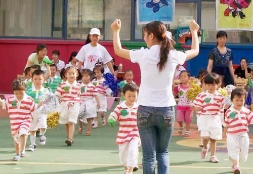 幼儿园要求集体穿白鞋，放学回家家长全蒙圈，网友：太好玩了