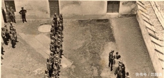 棺材|纳粹成批的枪毙犹太人的老照片:棺材就在旁边摆着,死一批装一批