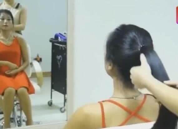 小姐姐 小姐姐去理发店,发型师手一抖剃了个光头,小姐姐哭着同意剃完
