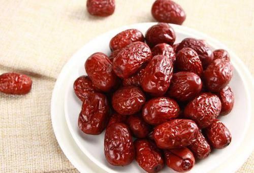 泡水|红枣和此物泡,半个月下来,湿气没了,大肚子平了,脸色更红润