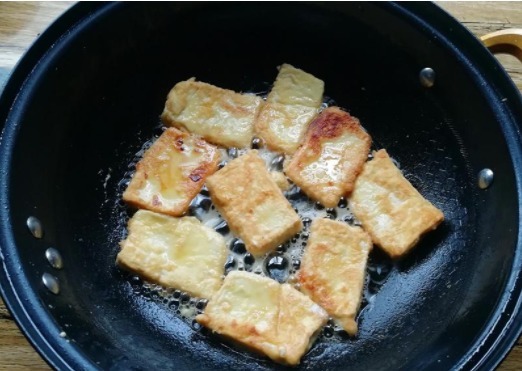 半碗面粉,一块豆腐,两个鸡蛋,教你豆腐独特做法,和吃肉一样香
