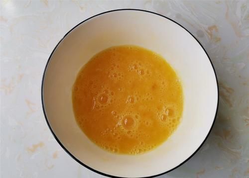 把韭菜切成段和鸡蛋一起炒,放在一起炒,不容易消化,吃韭菜最讲究季节