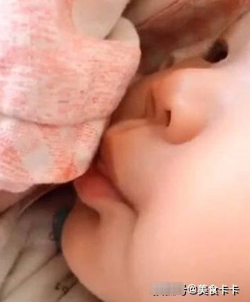 老母亲|妈妈听到被子里有声音,掀开被子,妈妈笑喷了