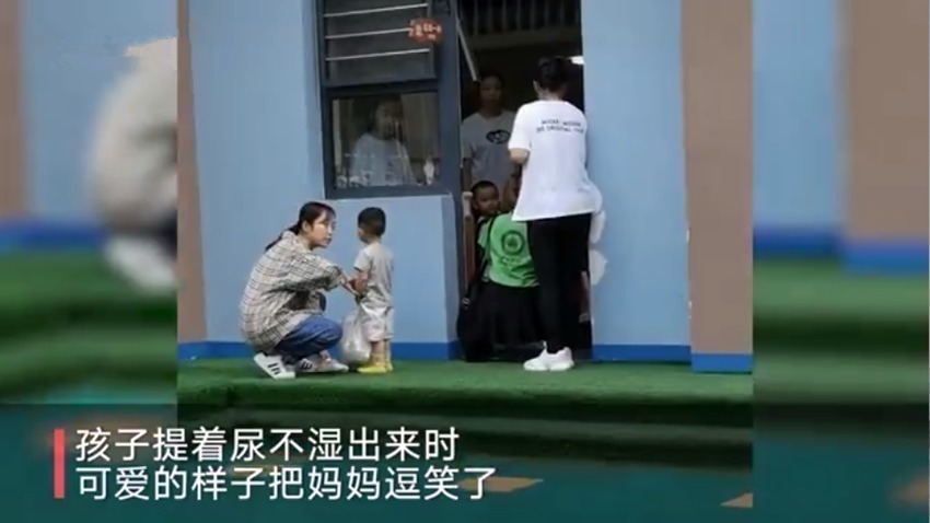 小男孩|2岁萌娃手提尿不湿幼儿园等放学,妈妈一出现泪奔到“实力变脸”