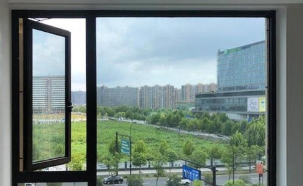 贴膜|越来越多人家里不装窗帘了，现在流行这样装，隐私好大家争着效仿