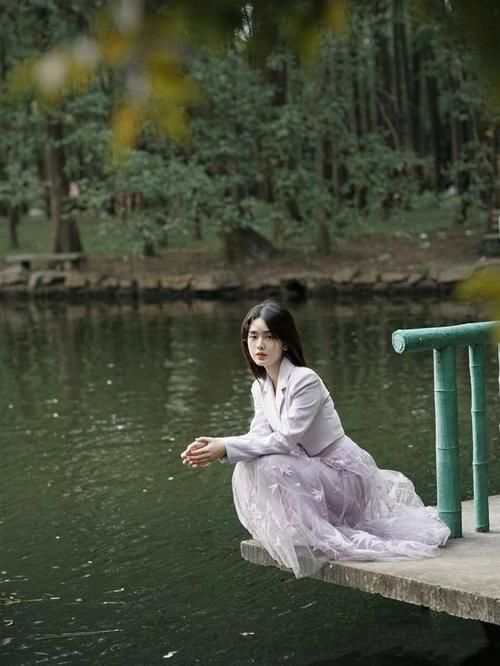 简单即是美，让人意外的同色西装配纱裙，搭在一起超时髦