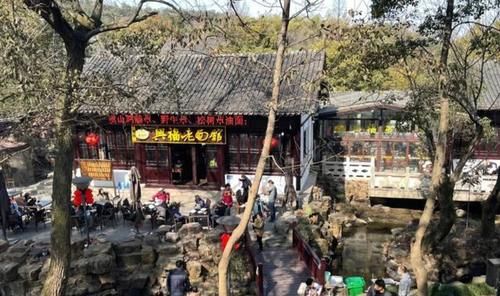 常熟这家虞山脚下的老字号面馆，一碗蕈油面35元，很多本地人来吃