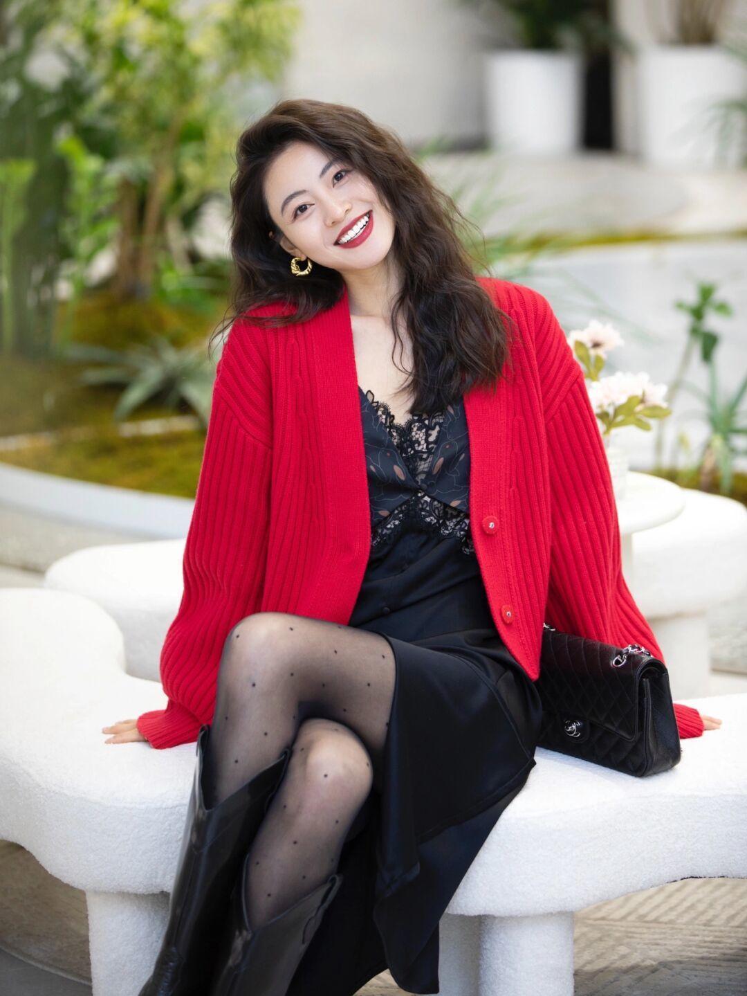 博主|气质是由内而外散发的,会穿“毛衣”很重要,美的像小姑娘