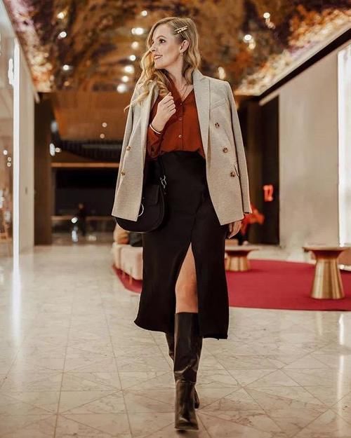 最近流行穿“过膝裙+西装”，洋气显高又保暖，时髦精们也爱了