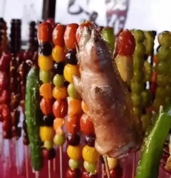 辣条|猪蹄、辣条、方便面......“暗黑”糖葫芦火了！