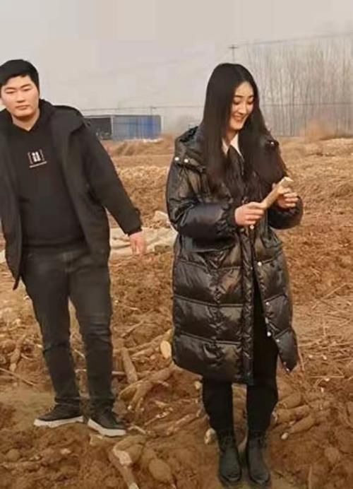 小白|别拿小白鞋搭大衣了，今年流行的3双鞋，舒服时髦，和大衣更相配