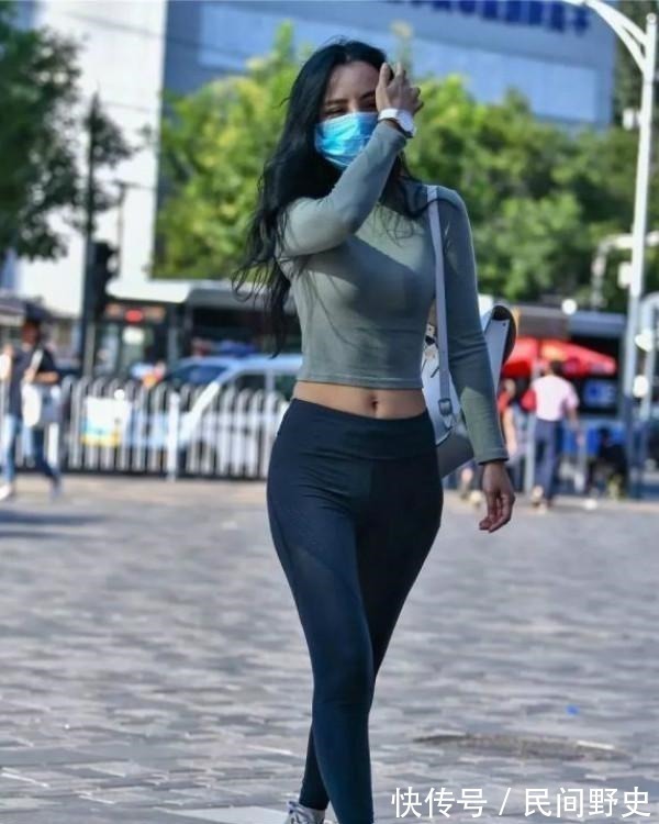 逛街 喜欢穿瑜伽裤逛街的姑娘,到哪都能美成焦点,简约靓丽!