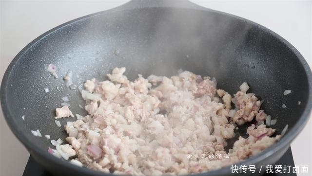 做包子不要只会加酵母,多加一样,包子白又胖,冷了也不发硬