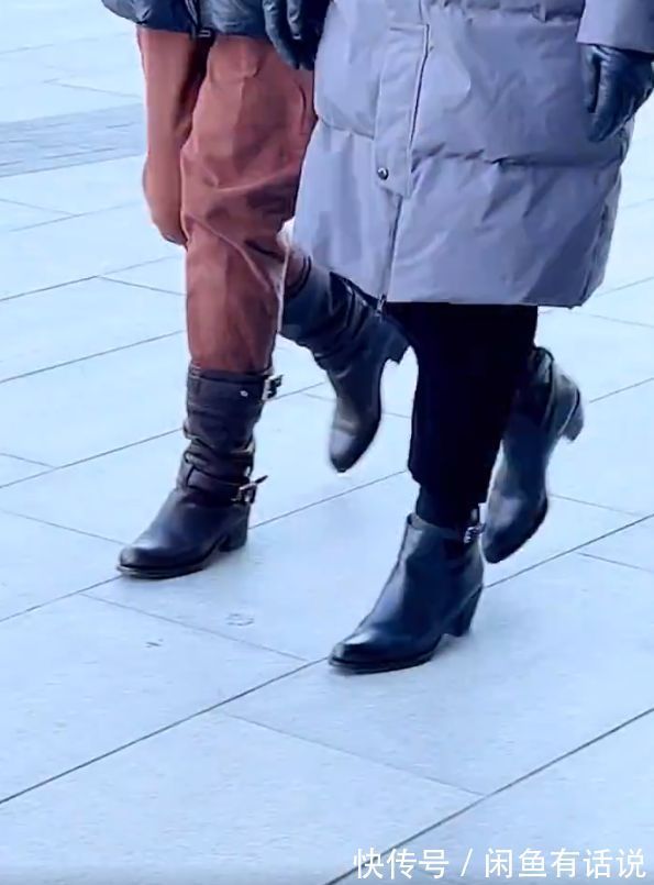 黑色|黑色羽绒服怎么就土气了?学70岁奶奶们这样穿,配短靴显高还时髦