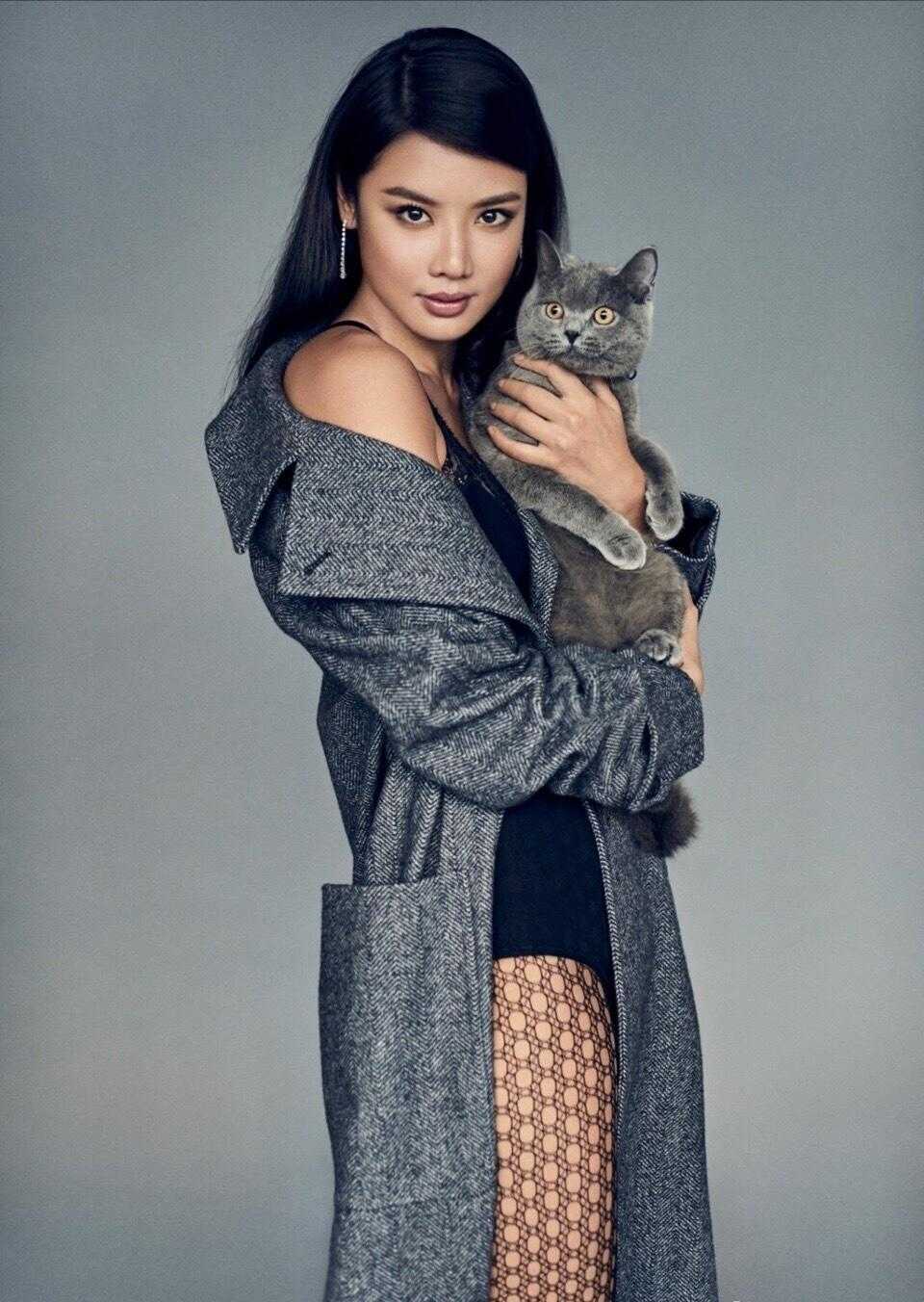 乐基儿太有“公主范”,穿一袭刺绣连衣裙优雅温柔,甜美娇俏