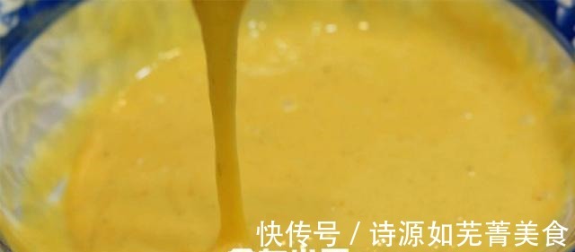 把木耳倒入滚烫的油锅中,瞬间变美食,真是高手在民间,太厉害了!