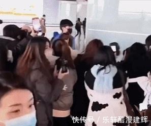 林高远|王楚钦机场遭围堵!粉丝近距离怼脸狂拍,世界冠军受够了全程黑脸