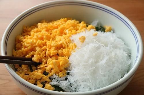 早餐韭菜不做韭菜盒子，试试这样做，金黄酥脆，满满的馅料，太过瘾了