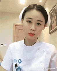 |搞笑GIF：护士小姐姐，快去工作吧，你还没下班呢，这么就玩起来了，这样不好