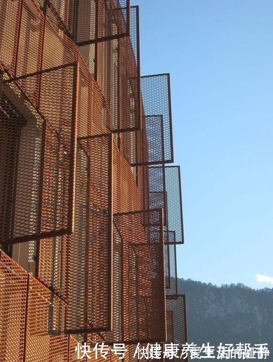 找到你|打开是阳台,关上就是一面墙,外国小区整栋楼装隐形阳台太漂亮了!