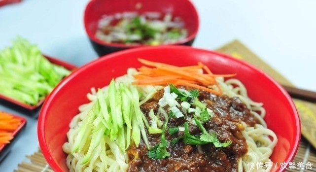 在家|教你炸酱面做法,1分钟就能学会,在家也能做出美味的炸酱面