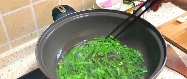 焯水|此菜1年4季都很贵，补钙比牛奶更强，再贵我家每周也要吃4次