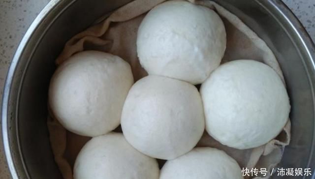 蒸馒头只会加水难怪做出来的不好吃,教你这1招,馒头松软好吃