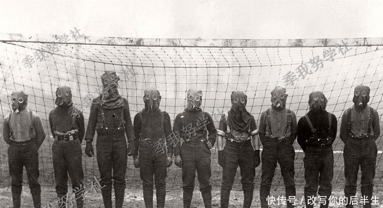 一战|一战经典瞬间 残酷的战争中 英军在前线戴着防毒面具踢足球!