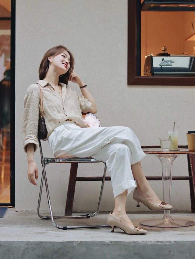 秋天|秋天怎么能少了白裤子呢!和衬衫以及T恤搭配,简约又有气质感