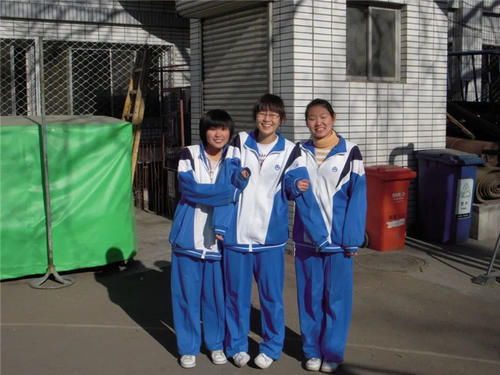 衣物|孩子每次回家都说冷,宝妈怀疑校服有问题,剪开校服后宝妈哭了