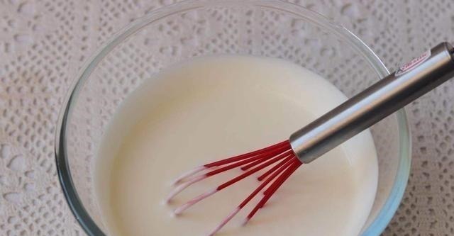 这蛋糕用酸奶和牛奶就能做,免蒸烤,入口即化,好吃不上火