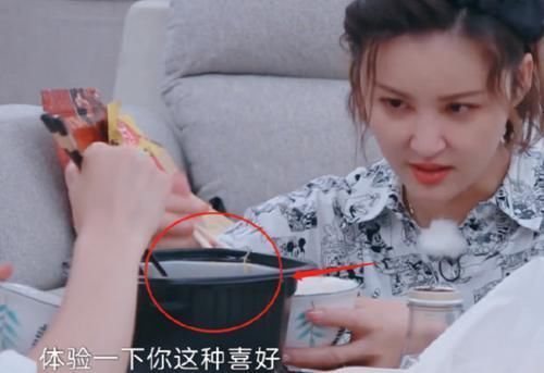  一旁|胡可张歆艺相邀吃火锅，一旁吉娜吃的饭成亮点，网友难怪她那么瘦