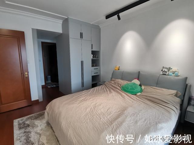 电视墙|第一次在新房过年，很开心！安装轨道射灯，设计了电视墙，很亮眼